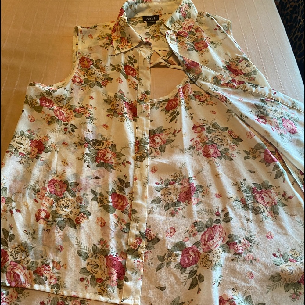 Women’s summer button top w/cut-out back